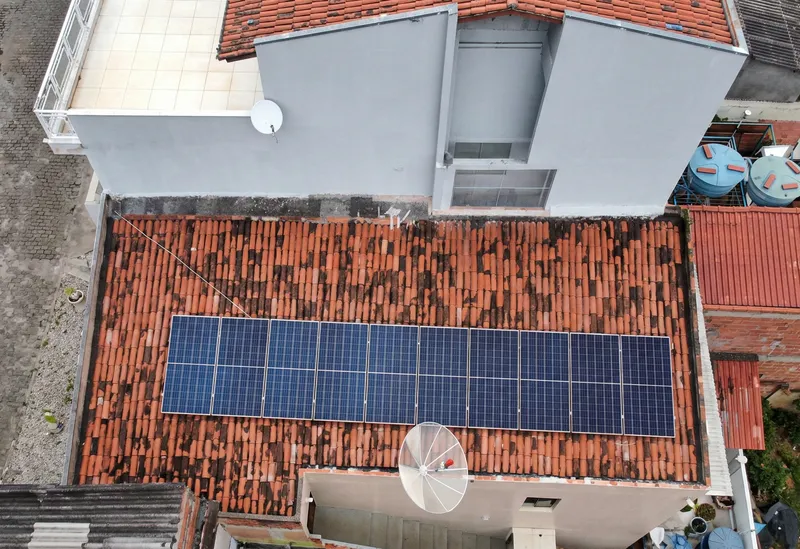 Casa sustentável ao pôr do sol